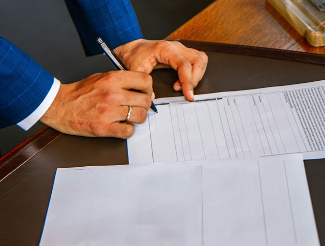 Договірна робота — підготовка та перевірка юридичних договорів