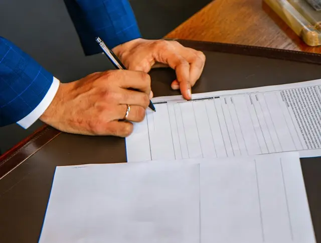 Адвокат у Вінниці — договірна робота