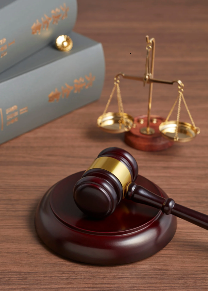 Молоток судді та терези правосуддя