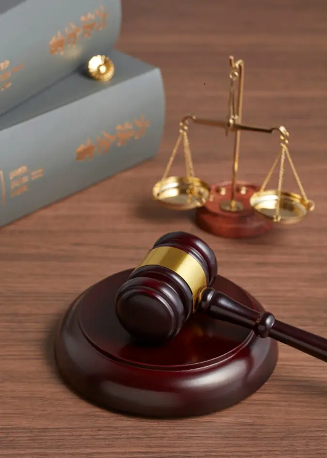 Молоток судді та терези правосуддя